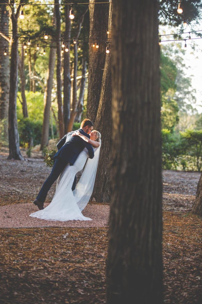 bride and groom kiss at gabbinbar homestead toowoomba