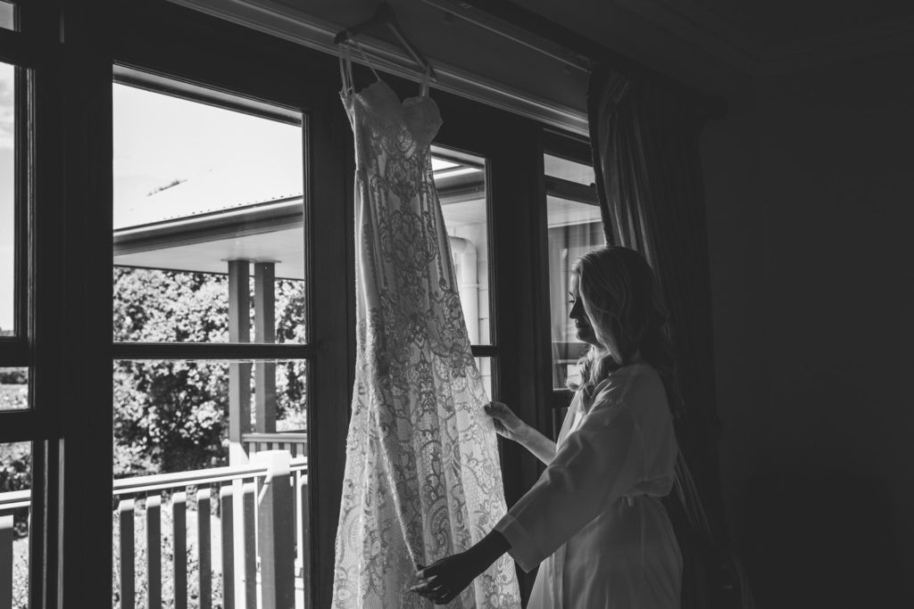 photograph bridal preparations at flaxton gardens